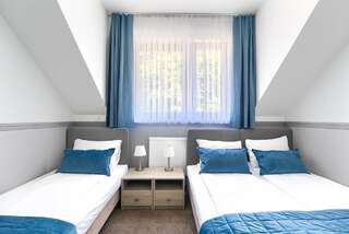 Комплексы для отдыха с коттеджами/бунгало Villa Madre Golf & Family Виселка Двухместный номер с 1 кроватью или 2 отдельными кроватями и дополнительной кроватью-4