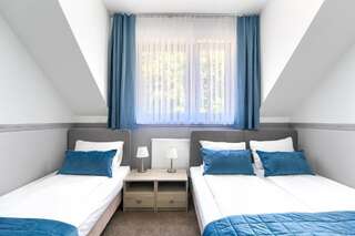 Комплексы для отдыха с коттеджами/бунгало Villa Madre Golf & Family Виселка Двухместный номер с 1 кроватью или 2 отдельными кроватями и дополнительной кроватью-11